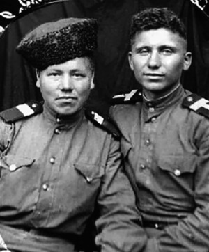 Анатолий Болотников (справа) с товарищем
